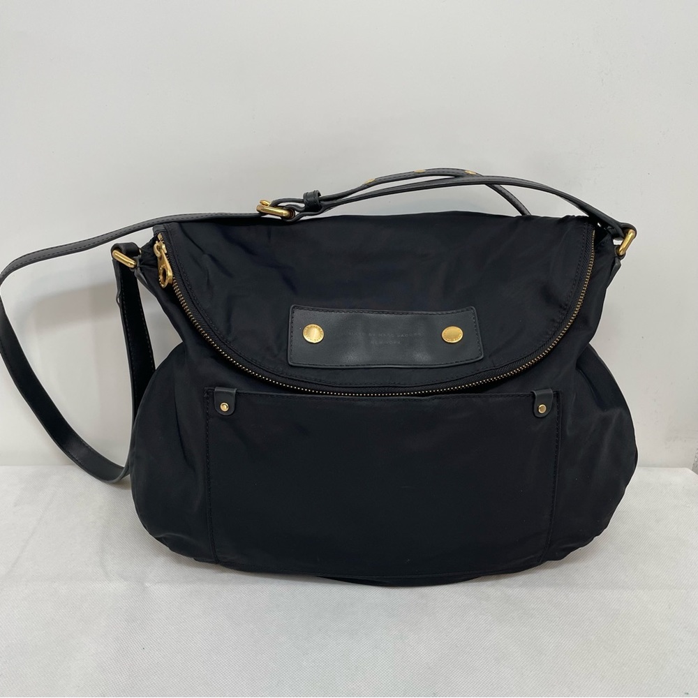 Marc Jacobs New York Crossbody Purse Leather Trim Black Zip Flap Magnet Gold
